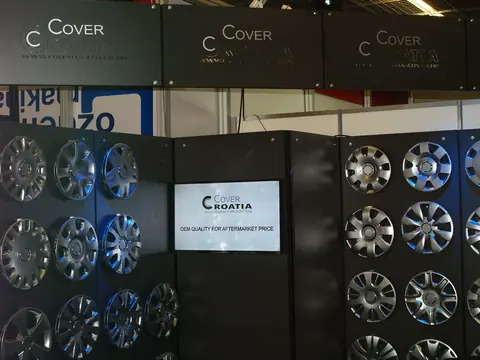 Messestand von Croatia Cover auf der Automechanika Frankfurt 2016, Wände mit Radkappen und der Slogan „OEM quality for aftermarket price“
