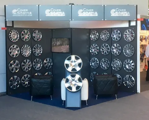 Messestand von Croatia Cover auf der Automechanika Frankfurt 2018, Radkappen an schwarzen Wänden