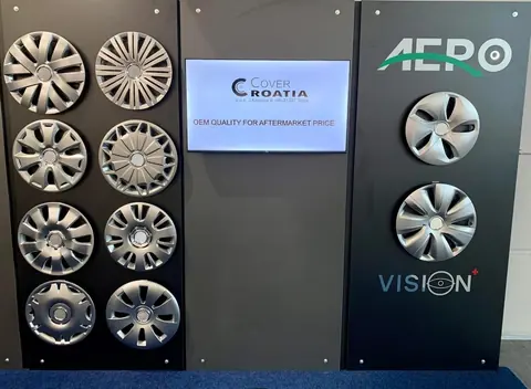 Zid s ratkapama, ekran s natpisom „OEM quality for aftermarket price” i ratkape Aero