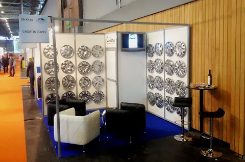 Messestand von Croatia Cover auf der Equip Auto Paris 2015, weiße Wände mit Radkappen